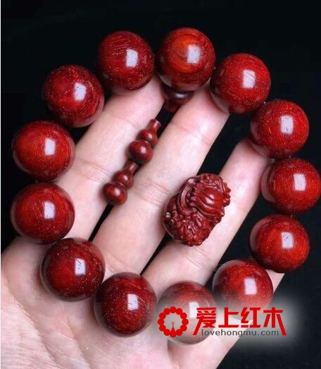 不同的“手”盘玩小叶紫檀手串的效果不同？