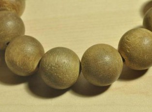 沉香手串孔口发白是什么原因？沉香手串孔口发白现象