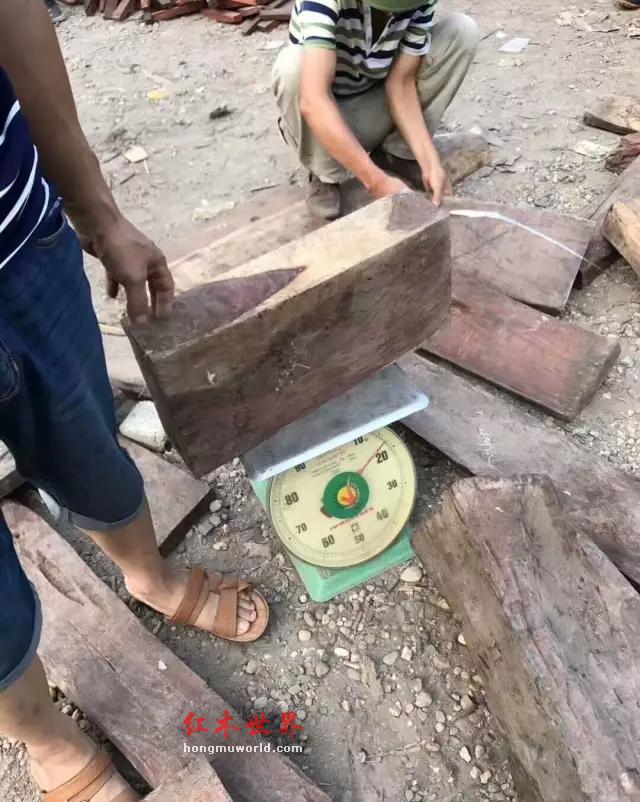 最近越南红木市场异常火爆，可以说红木家具和红木板料一个小时一个价-4